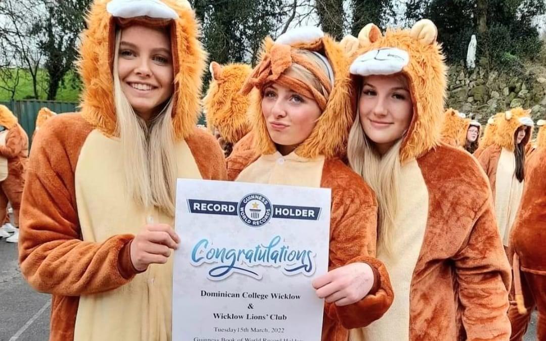 愛爾蘭小鎮逾250人穿獅子服創健力士世界紀錄。(FB)