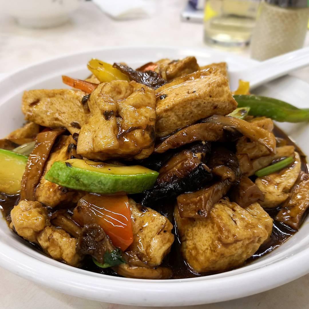 店舖晚上也有供應素食小炒,是區內少有的素菜選擇。(相片來源:instagram:leicasimon)