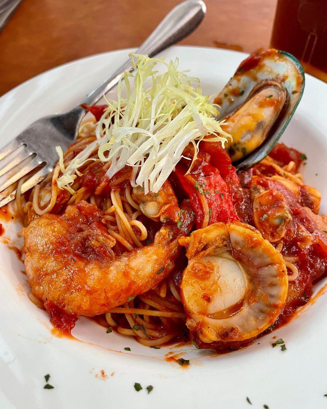 店舖餐牌主打多國菜,午餐由西式意粉到南洋喇沙都有。(相片來源:instagram:chris.planet)