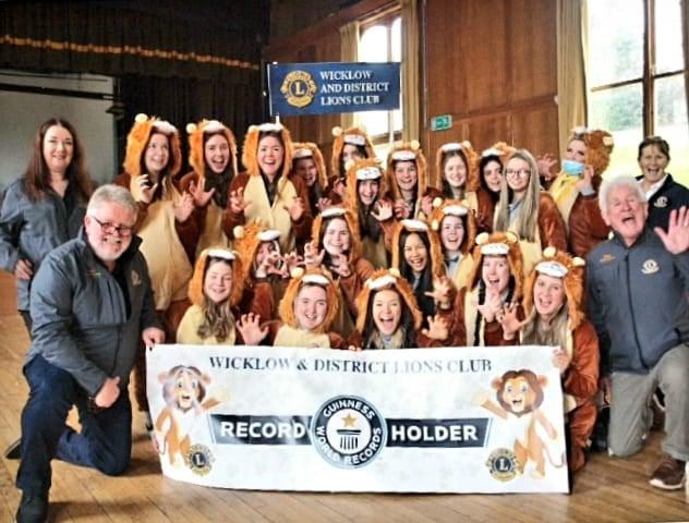 愛爾蘭小鎮逾250人穿獅子服創健力士世界紀錄。(FB)