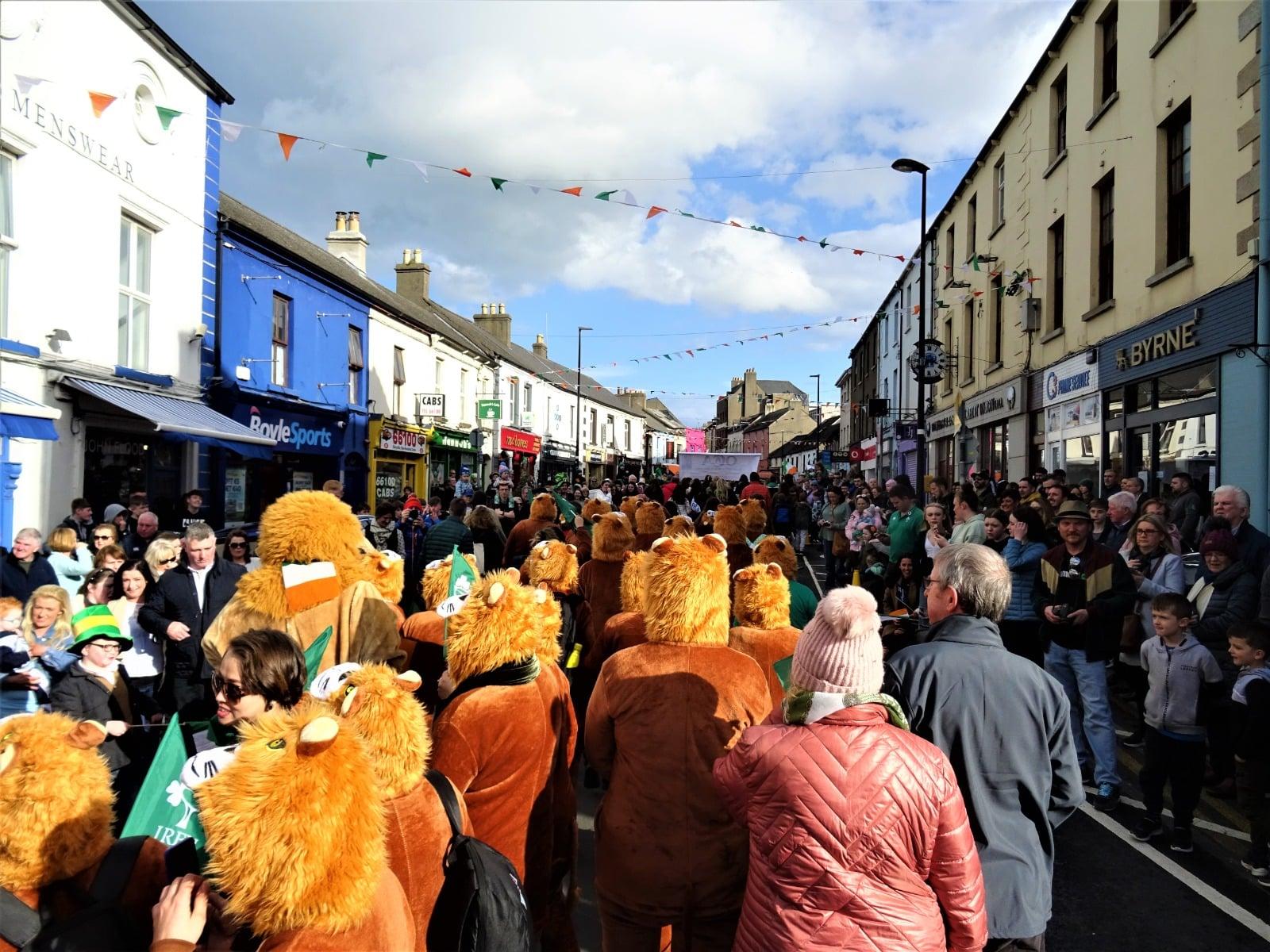 愛爾蘭小鎮逾250人穿獅子服創健力士世界紀錄。(FB)