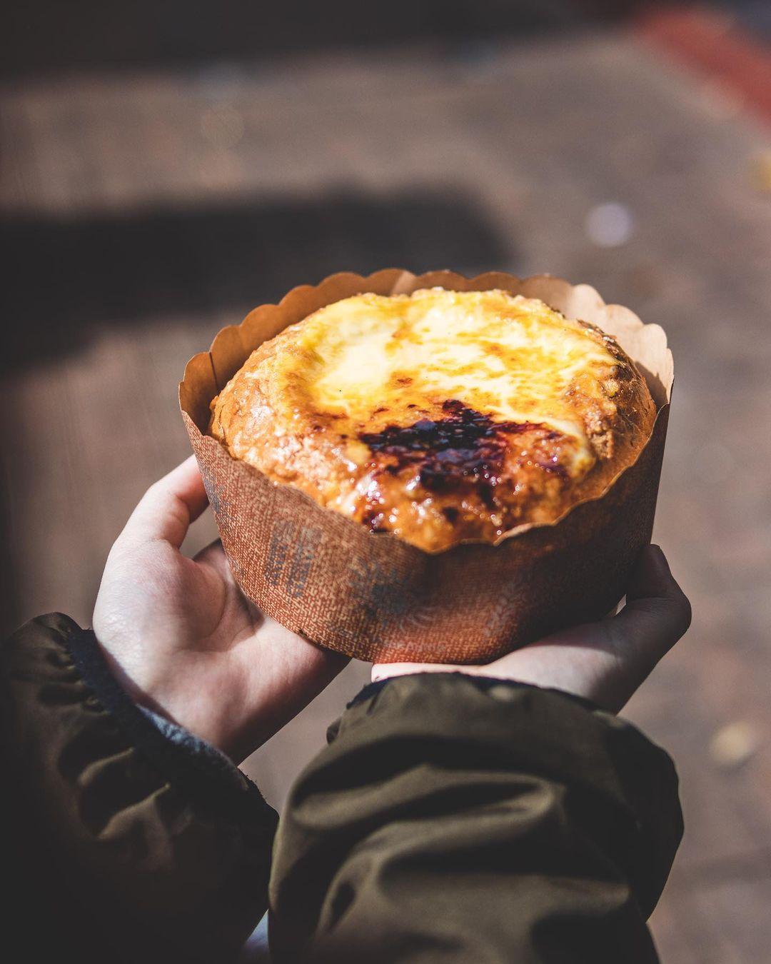 大小足足是普通布甸包的兩倍,有近手掌大小,非常誇張!(相片來源:instagram:foodjaii.hk)