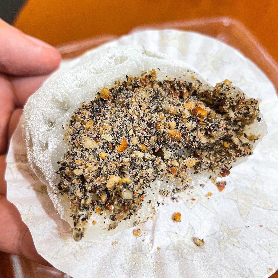 咬開花生芝麻多得滿瀉!(相片來源:instagram:Desert__foodie)