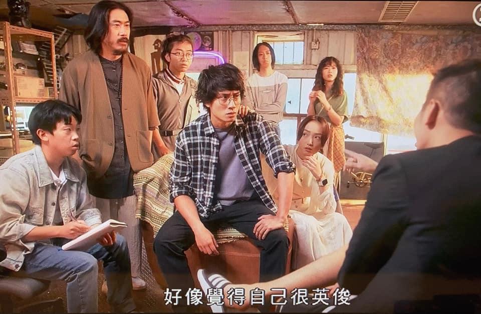 游學修指劇中的余家聰自命英俊,實質造型似「用蓋罩住個頭」。