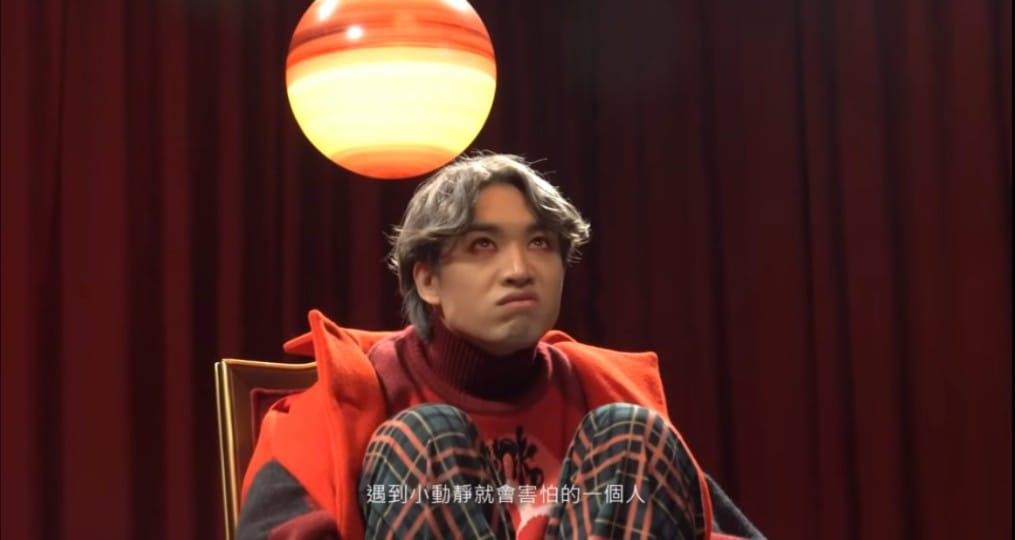 Jer拍MV表情趣怪交足戲。