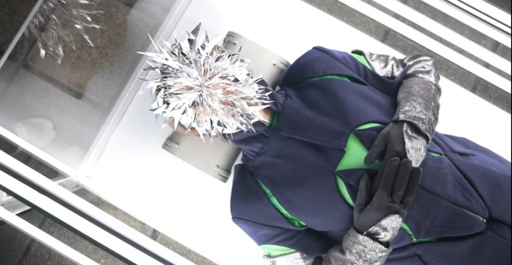 Jer在MV的其中一個造型,要戴著三尖八角的面罩。