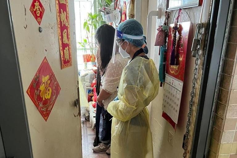 香港社會服務聯會與香港醫學組織聯會早前推出「疫苗易」家居接種計劃,為有需要人士上門打針。(聶德權 Facebook)