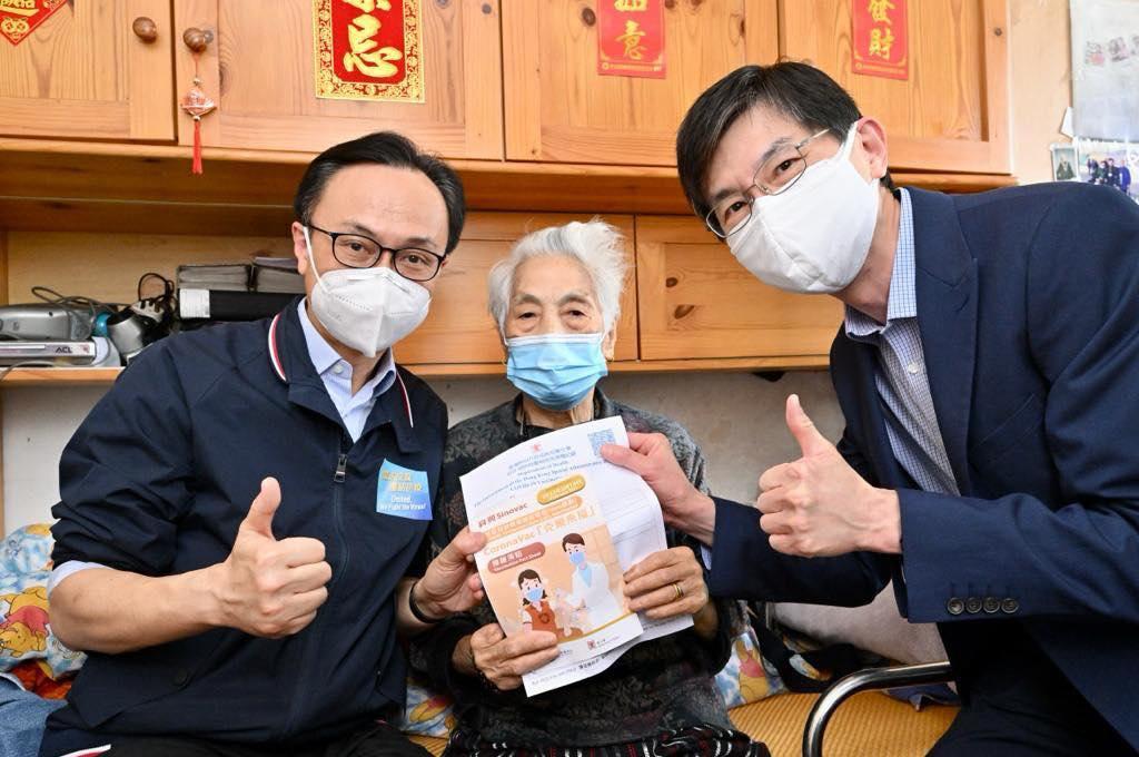 九旬婆婆在公務員事務局長聶德權陪伴下打針。(聶德權 Facebook)