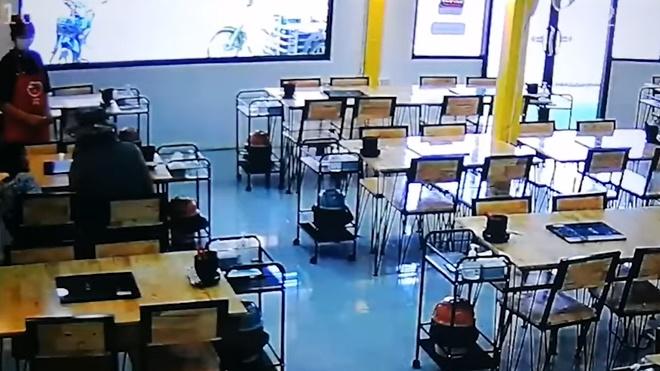 爸爸指不夠錢,著女兒一個用餐。(FB)