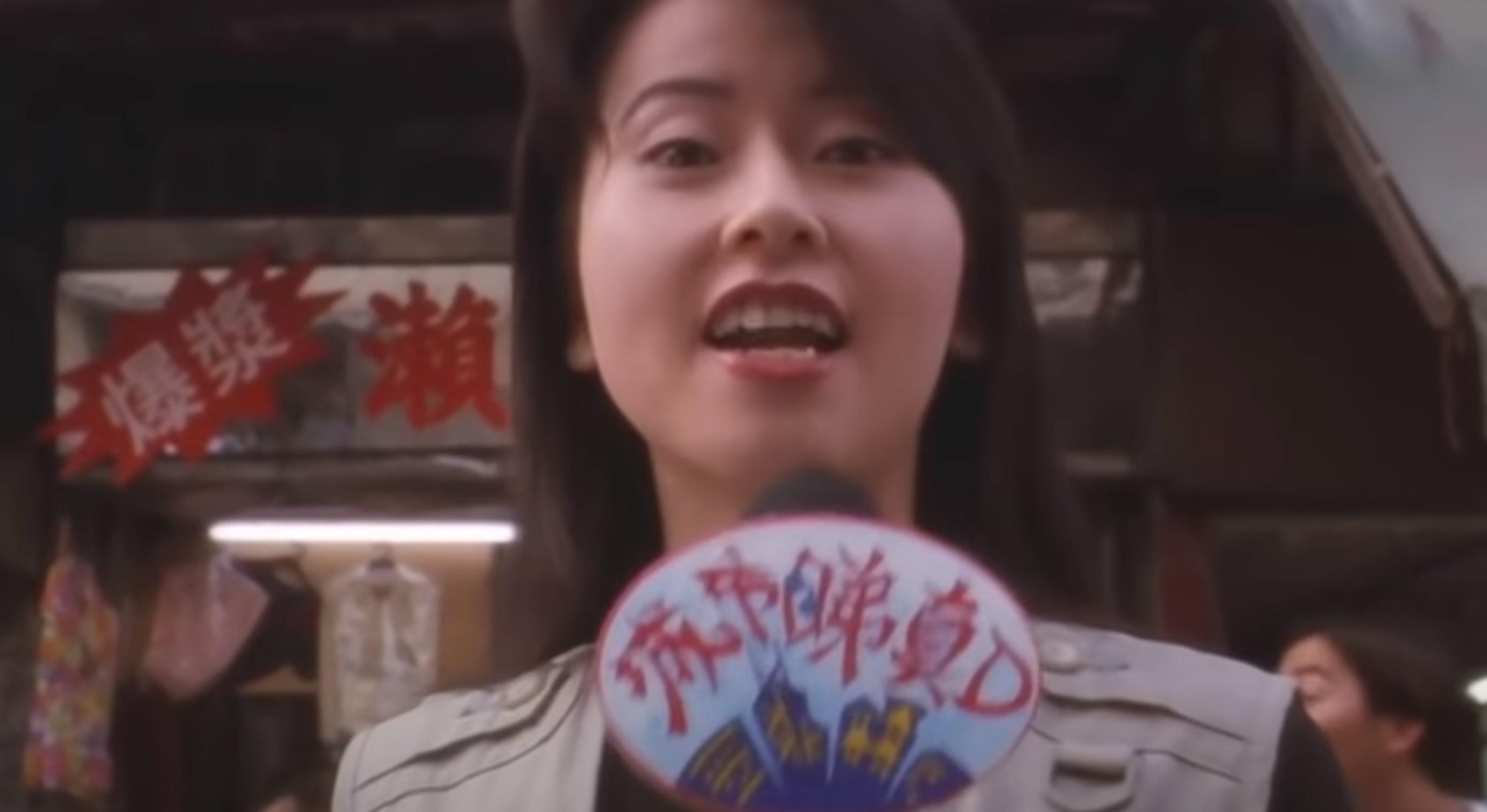 祝文君在周星馳電影《食神》中飾演記者一角,形象深入民心。(網上截圖)