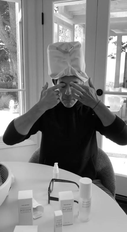 羅拔好熟手咁用眼霜慢慢搽眼部周邊位置。