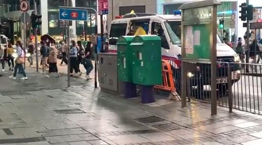 有片|中環舉支持烏克蘭標語 5男女涉違限聚令遭票控