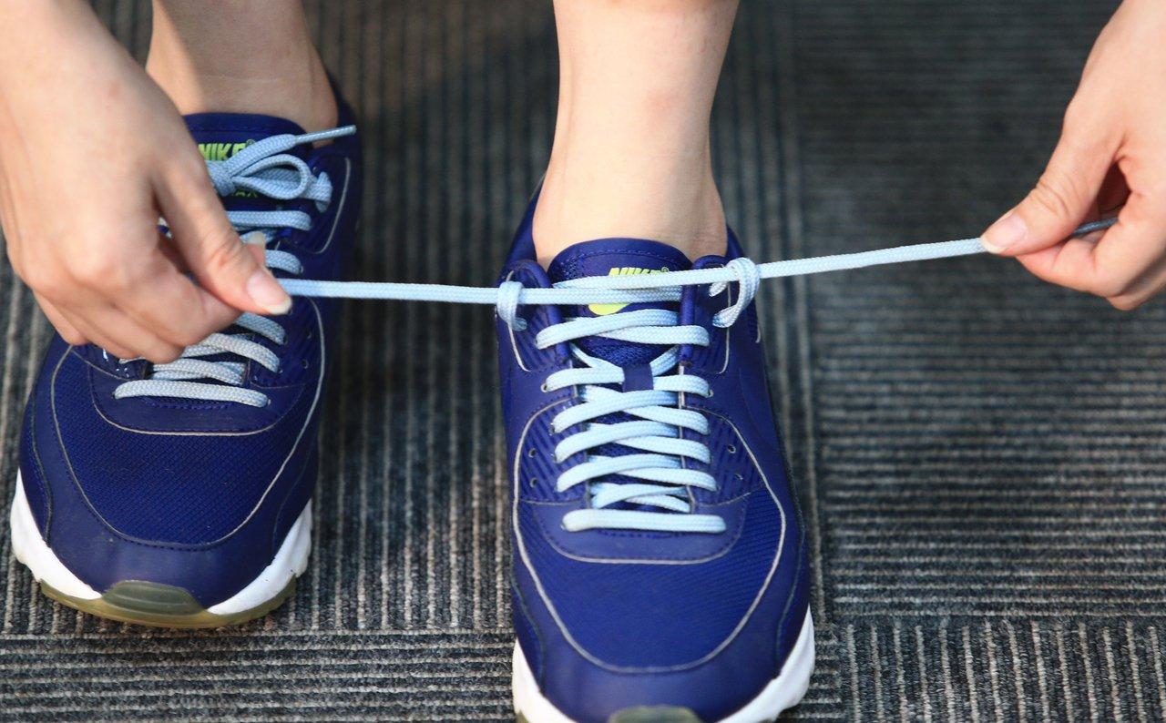 3. 穿好鞋子做好逃跑準備,在機艙充滿碎片的情況下,赤腳離開十分危險。