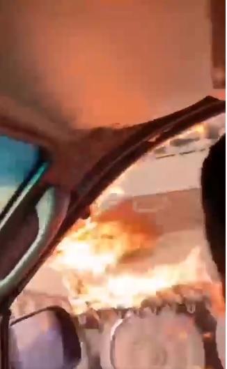 烏克蘭局勢|烏女向俄軍車投汽油彈險焚身 (有片)