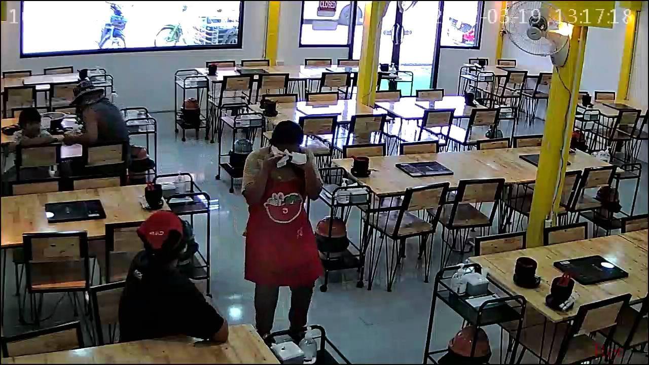 老闆娘被情境觸動流淚。(FB)