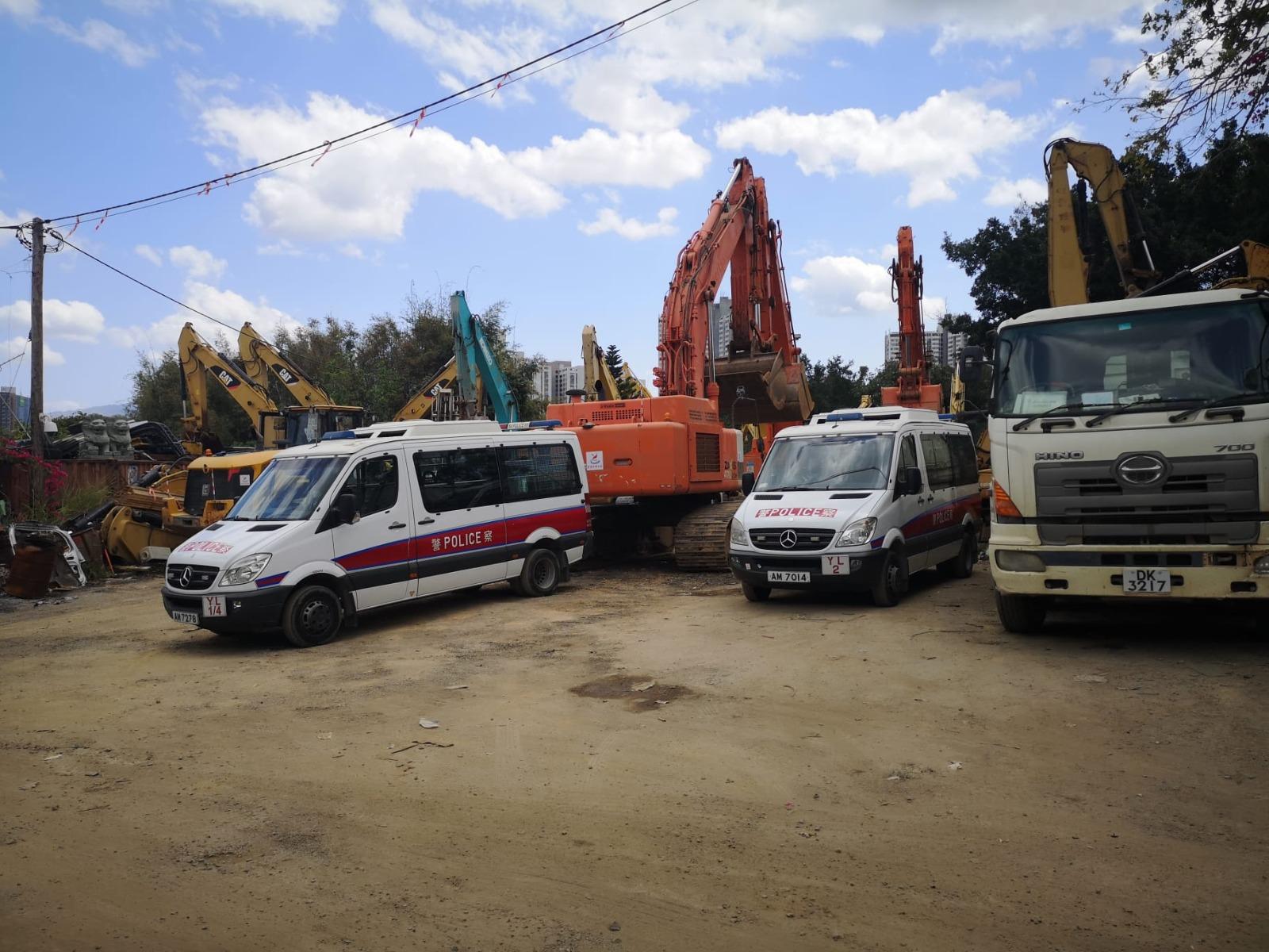 警方在現場調查事件。