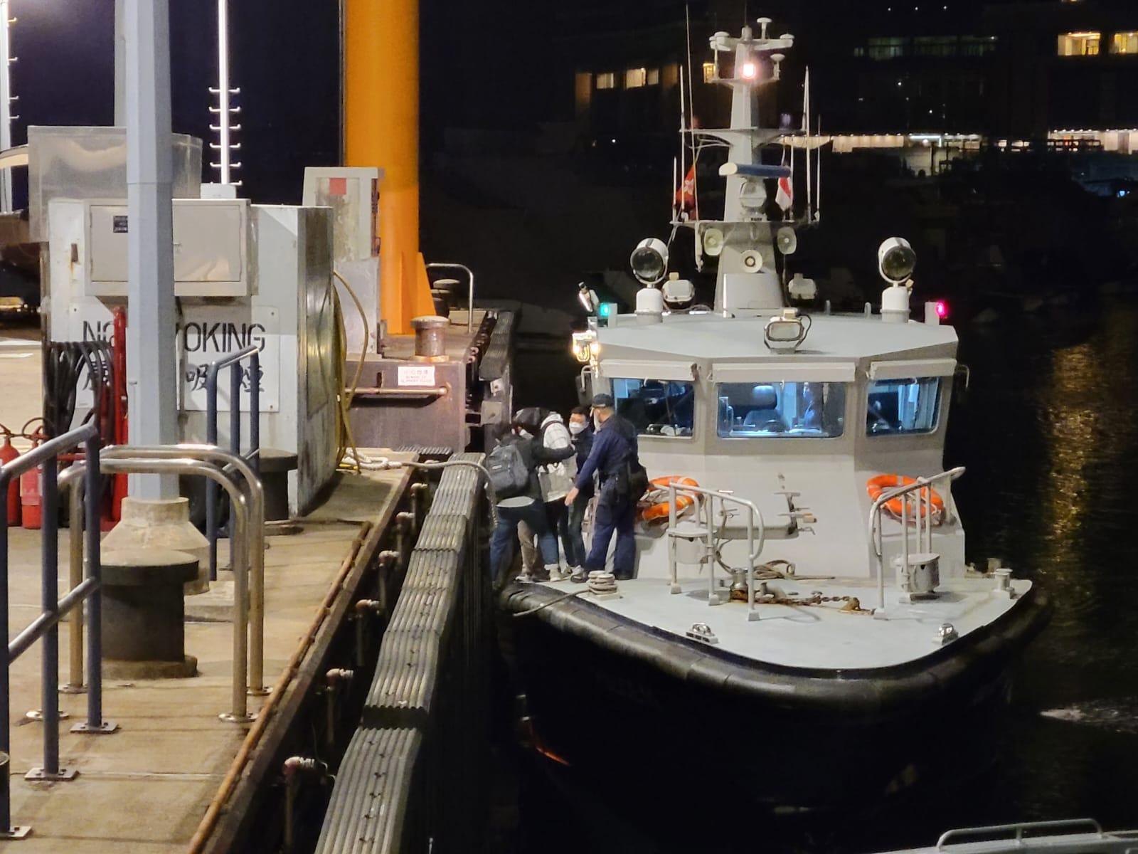 警方押送被捕男子。(政府新聞處圖)