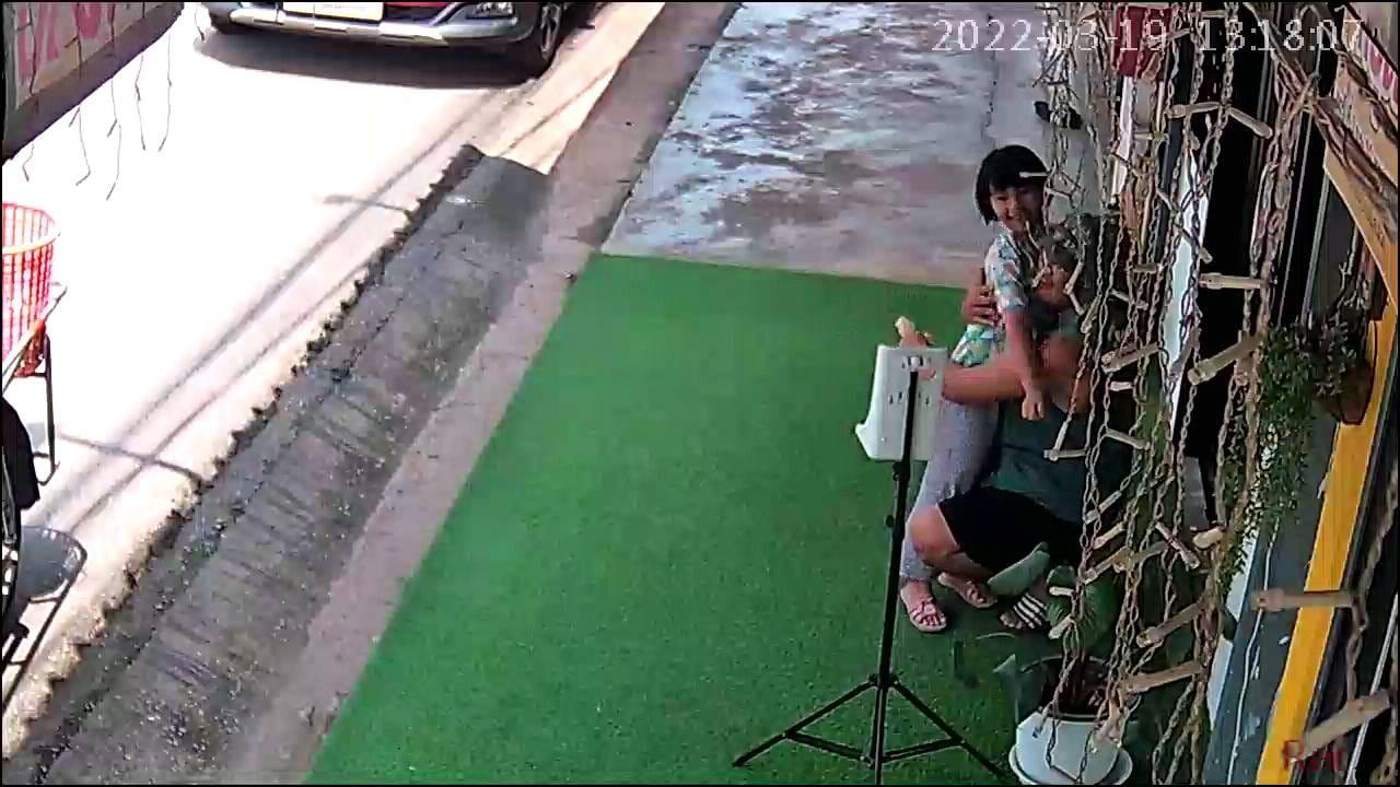 父女店外帶笑相擁。(FB)