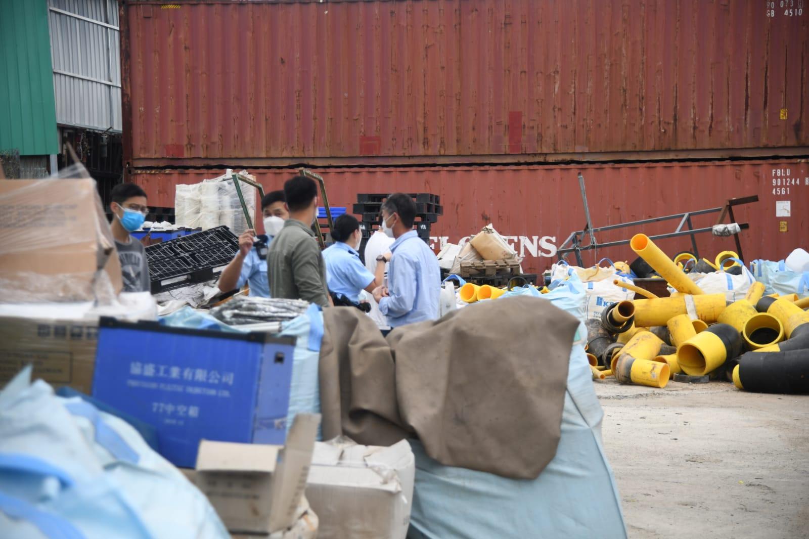 警員向工場人員調查。