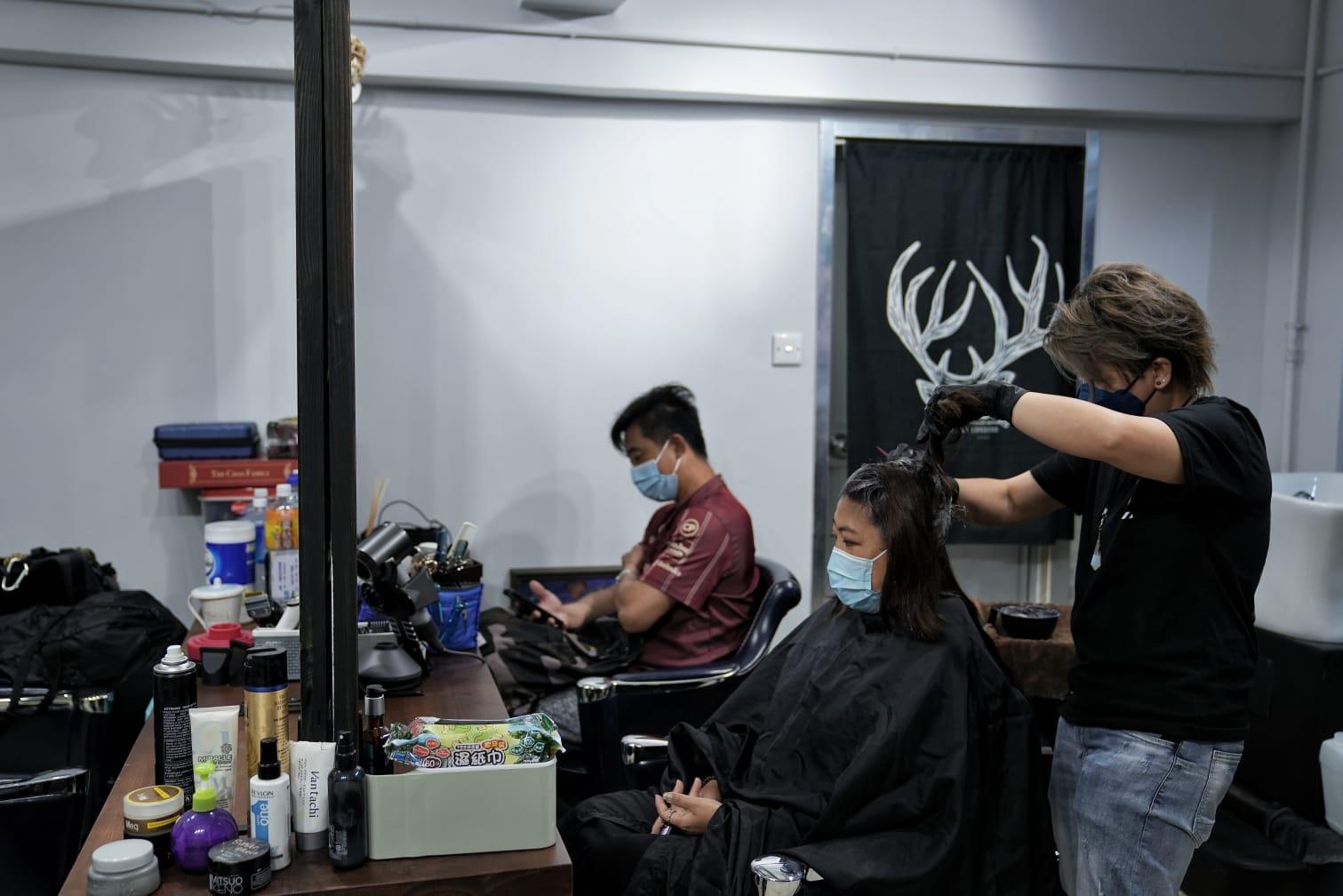 有女士在髮型店染髮。(夏家朗攝)