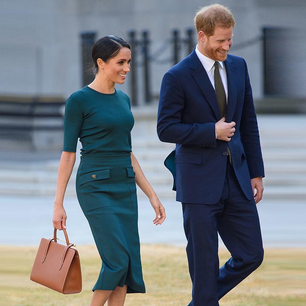 這個Midi Tote袋款,梅根包了兩個顏色。