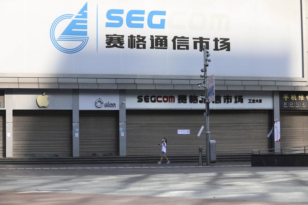 內地疫情反彈,深圳「封城」,當地不少店舖要關閉。(美聯社圖)