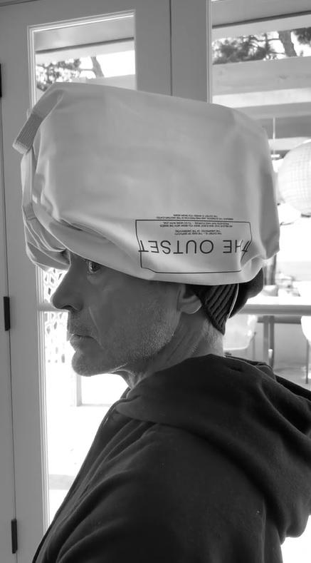 短片最後一幕,布袋當浴帽的羅拔相當搞笑。