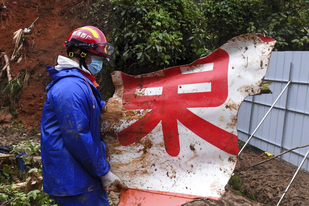 目前搜索人員至少搜獲遇難者遺物21件,飛機殘骸183份。(美聯社圖)
