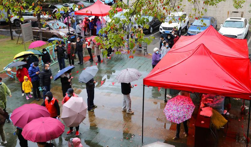 上海一小區,居民排隊做病毒核酸採樣。(新華社圖)