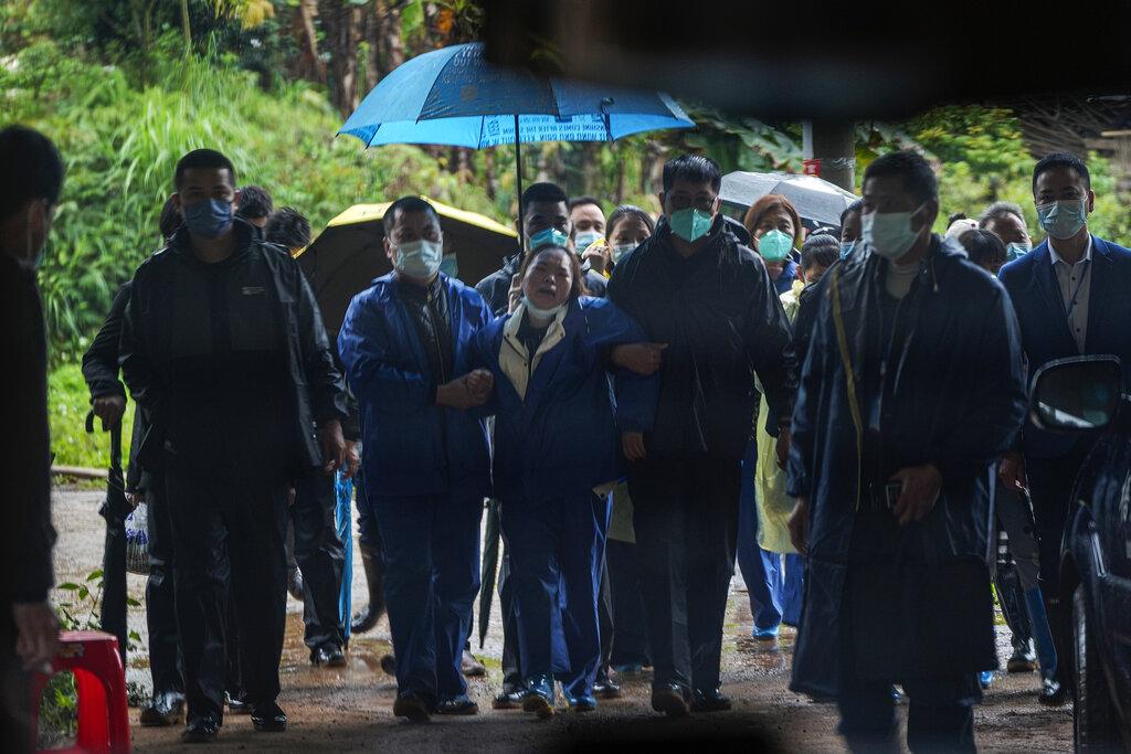 有家屬在墮機現場痛哭。(美聯社圖)