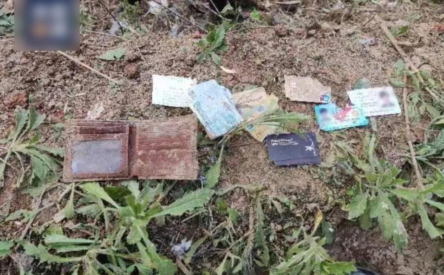 東航墜機現場發現懷疑是乘客的銀包和身份證。(互聯網)