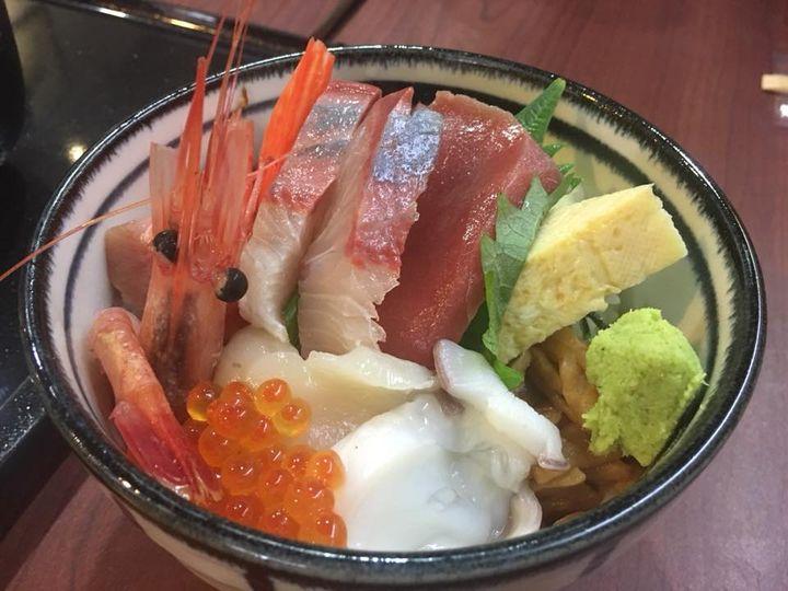 日式魚生飯非常足料。