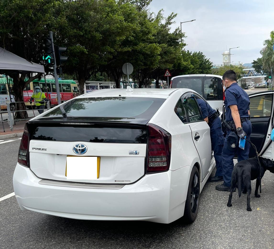 警員搜查涉案的車輛。(警方圖片)