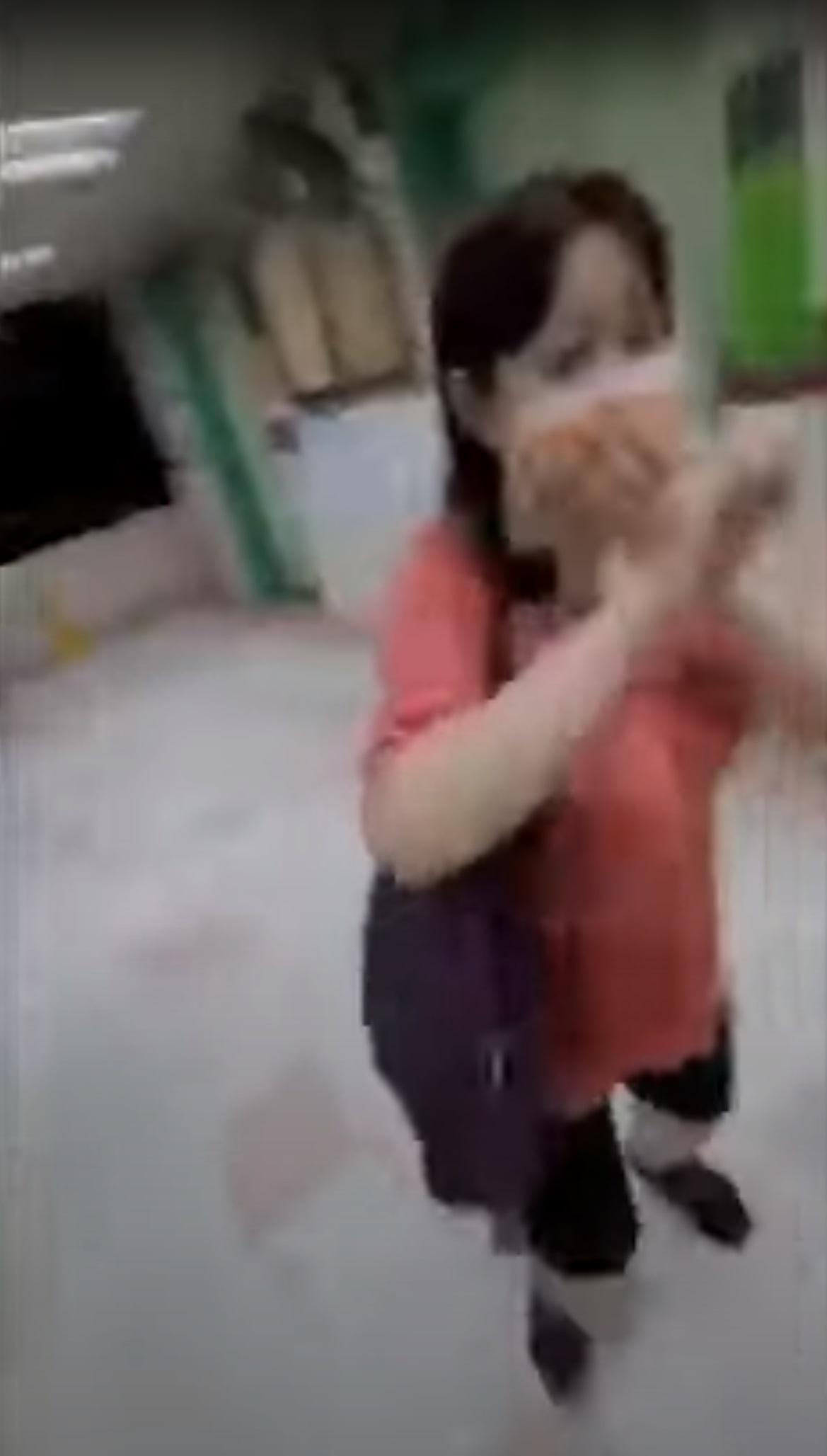 片中阿儀一度出手襲擊拍片者。(網片截圖)