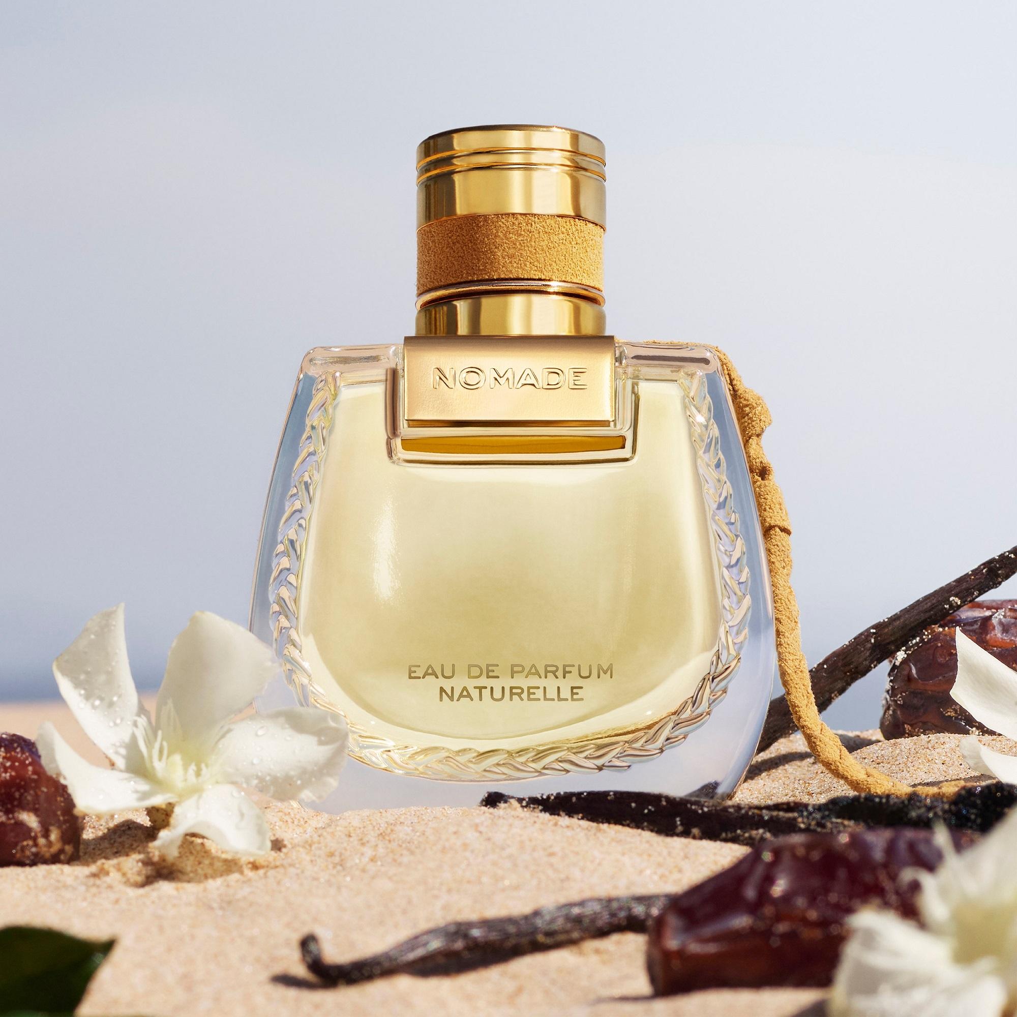 Chloé Nomade Eau de Parfum Naturelle $685/30ml、$975/50ml、$1,365/75ml 這款純素香氛不含人造色素,以百分百源自天然的香調、天然衍生酒精及純水調配而成,成份純粹簡樸。佛手柑精油伴隨埃及茉莉花純香,添上感性色彩,並由雲呢拿和檀香木譜寫溫暖基調。
