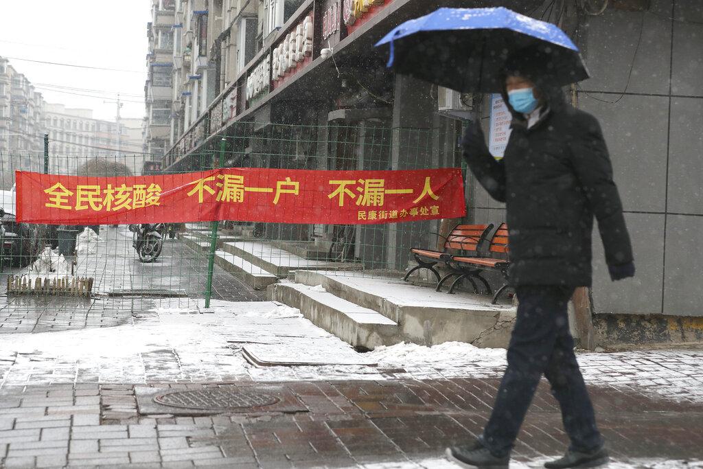 內地確診升溫,多地要做全民核酸檢測。(美聯社圖)