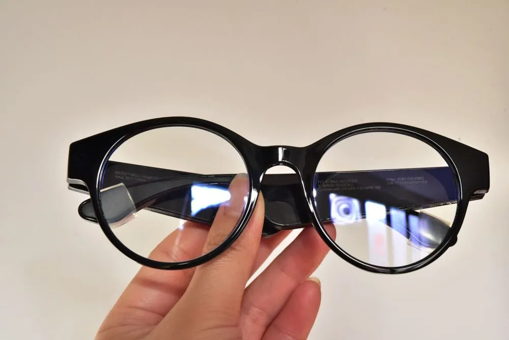 5. 有波音787機長建議,乘坐飛機時盡可能地清空口袋,鬆開皮帶、解掉領呔或圍巾,需盡快去掉身上的尖銳物體和硬物,以防在撞擊中受傷,並脫掉高跟鞋,眼鏡請拿在手中,「這樣它就不會飛走,並在關鍵時刻可以幫助你找到出路」。