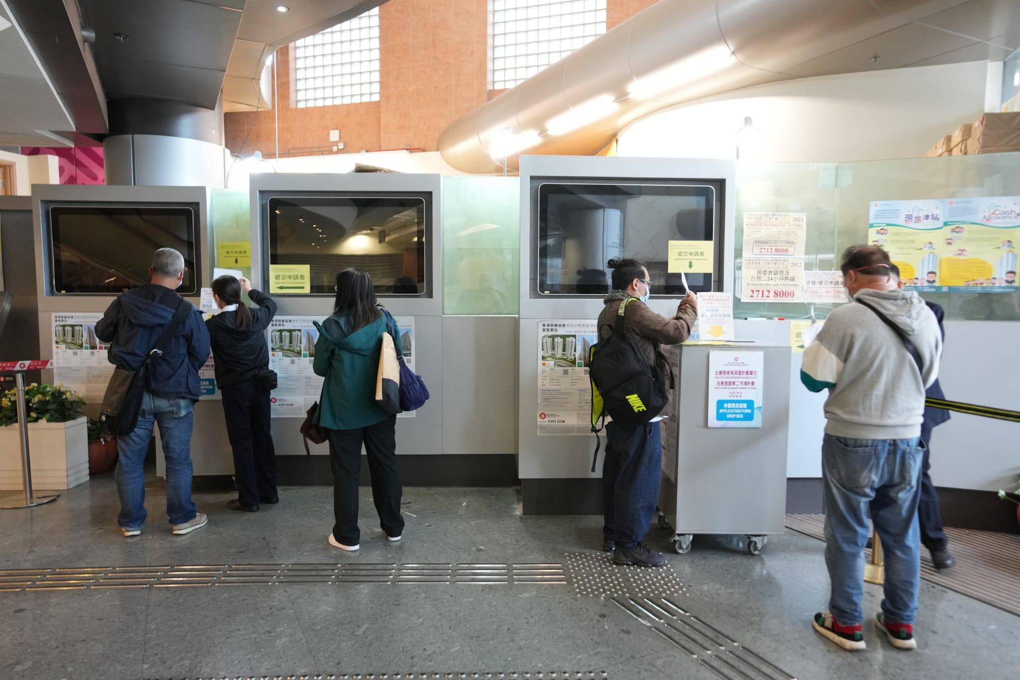 因應疫情,接收申請表的樂富房屋委員會客服中心不設櫃枱諮詢及模型展覽擺設。(陳奕釗攝)