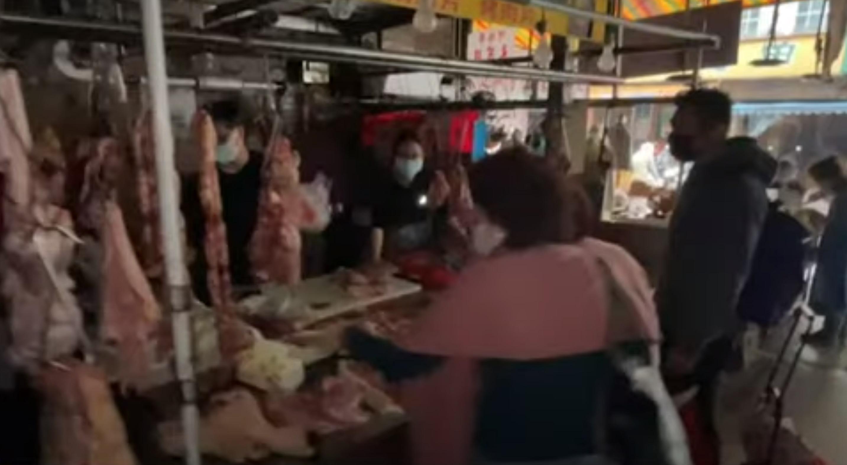 有攤檔在停電下仍做生意。(網上新聞截圖)