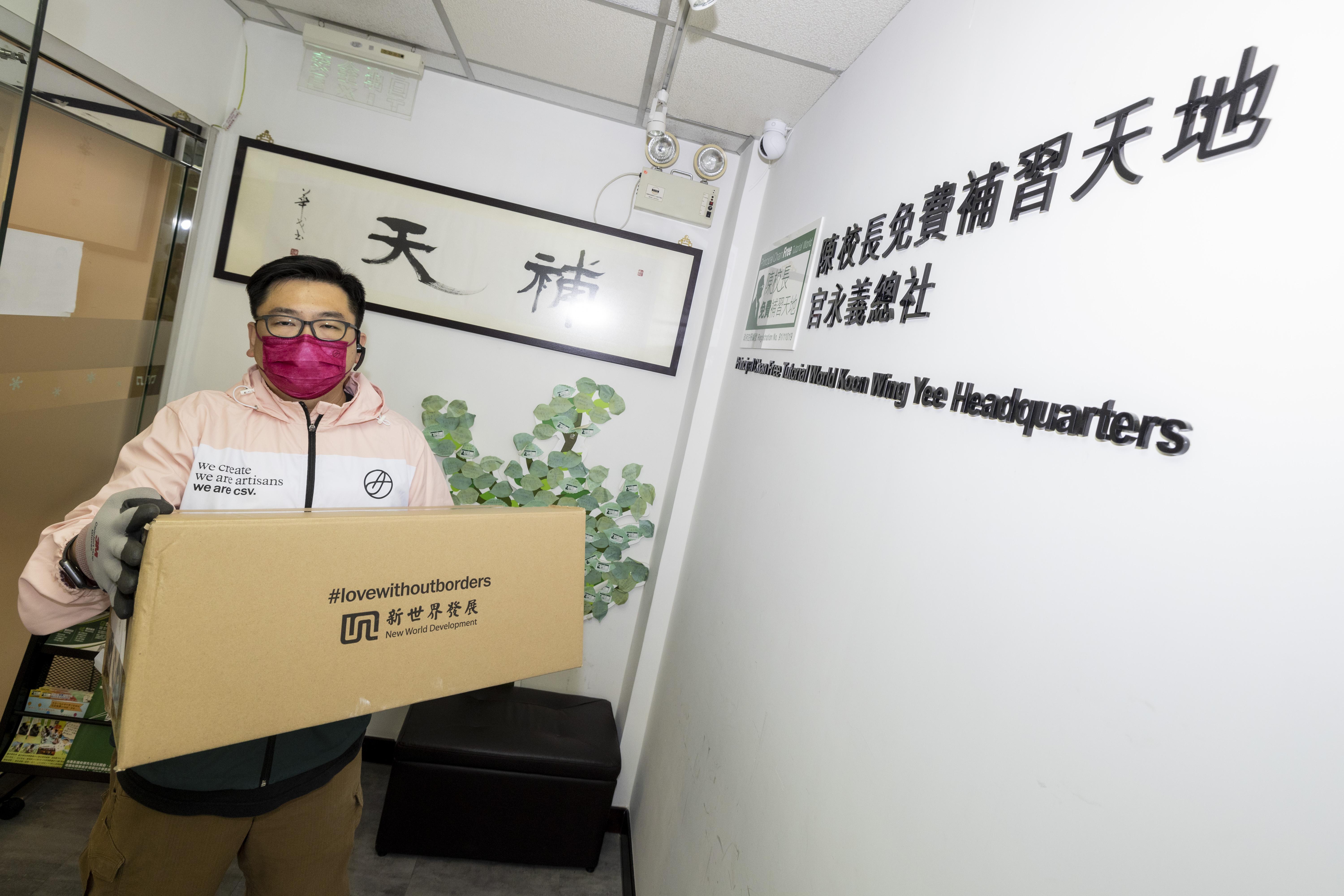 大家樂捐贈的5萬張面值10港元的餐飲現金券,部分已送往參與的非牟利機構。(新世界圖)