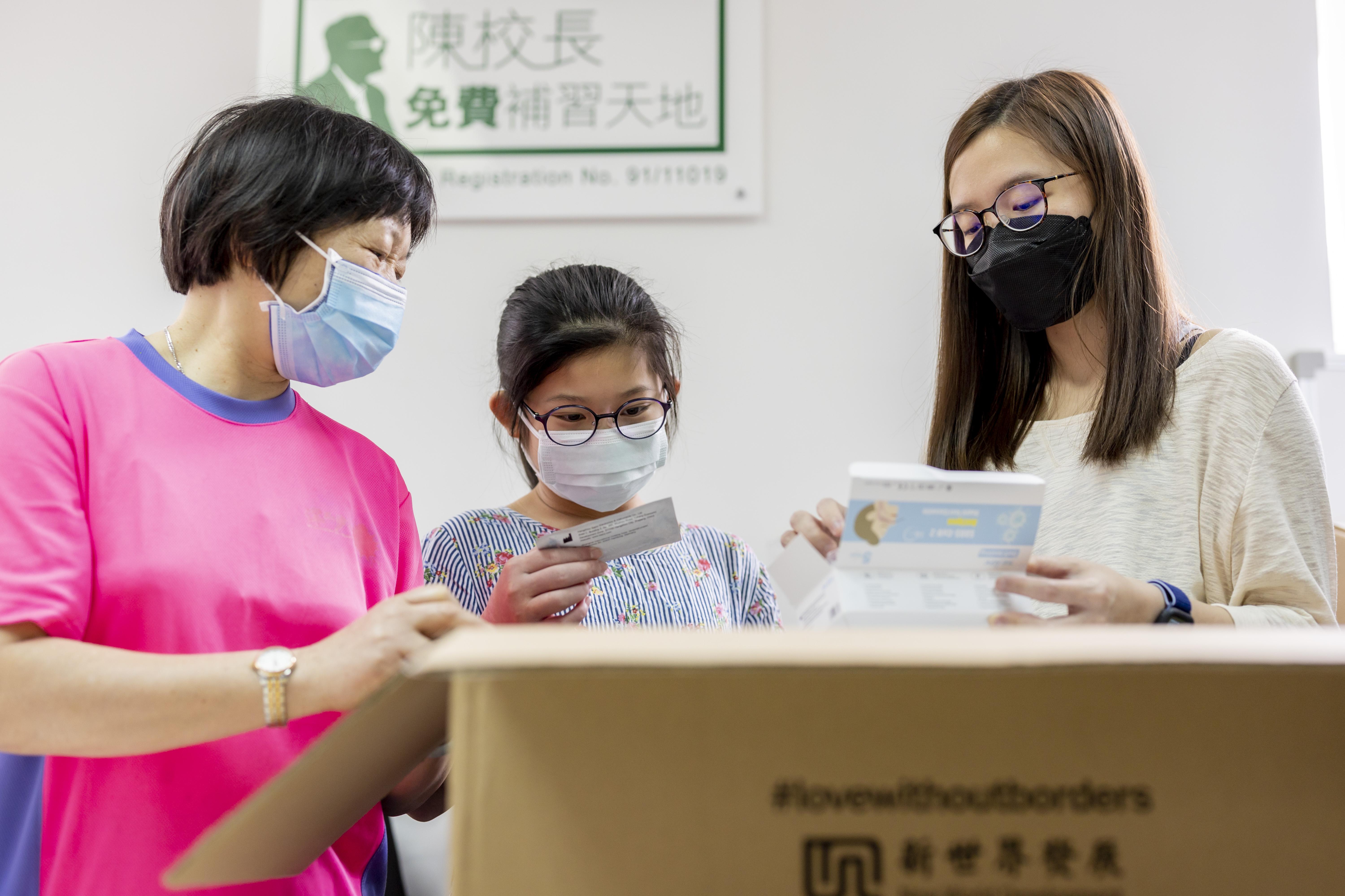 Prenetics及華大基因各捐出1萬個快速檢測包,助基層抗疫。(新世界圖)