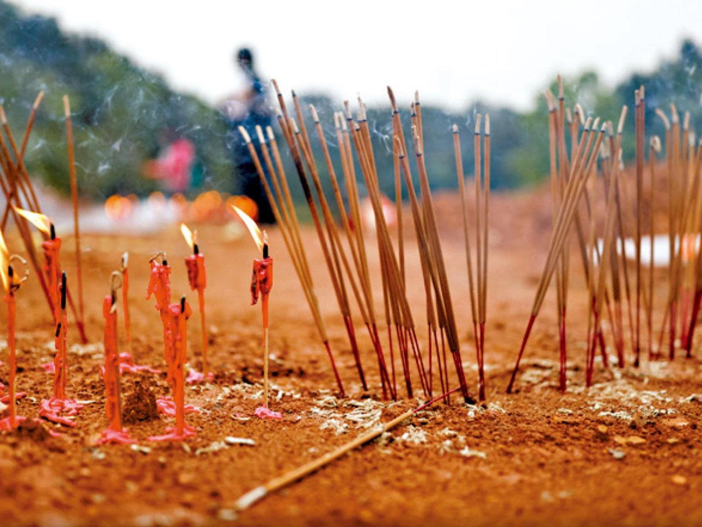 附近村民在現場外圍進行路祭。(路透社)