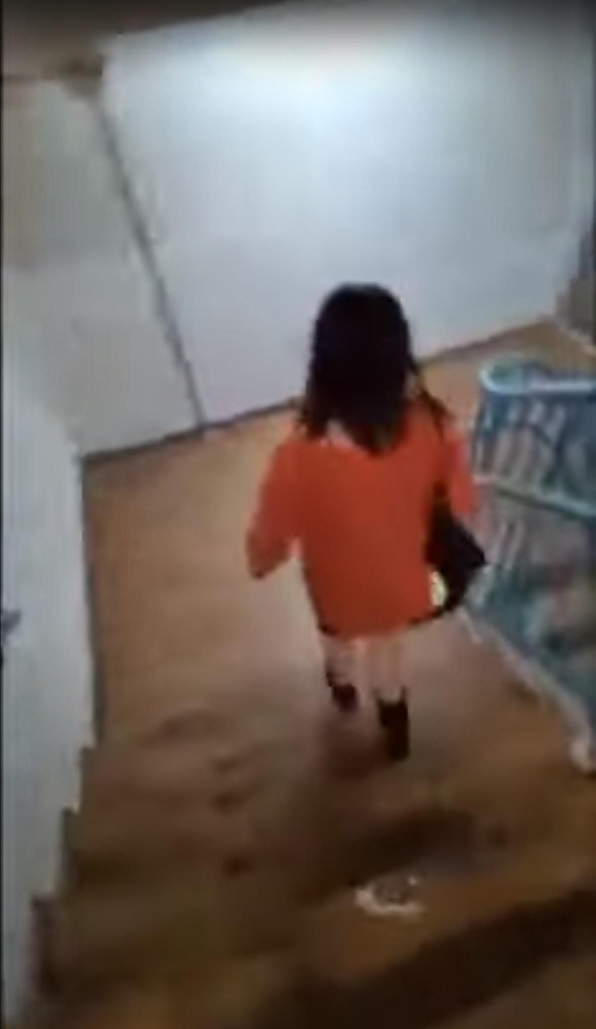 阿儀其後全程「敗走」,與拍攝者在多座大廈及升降機追逐。(網片截圖)