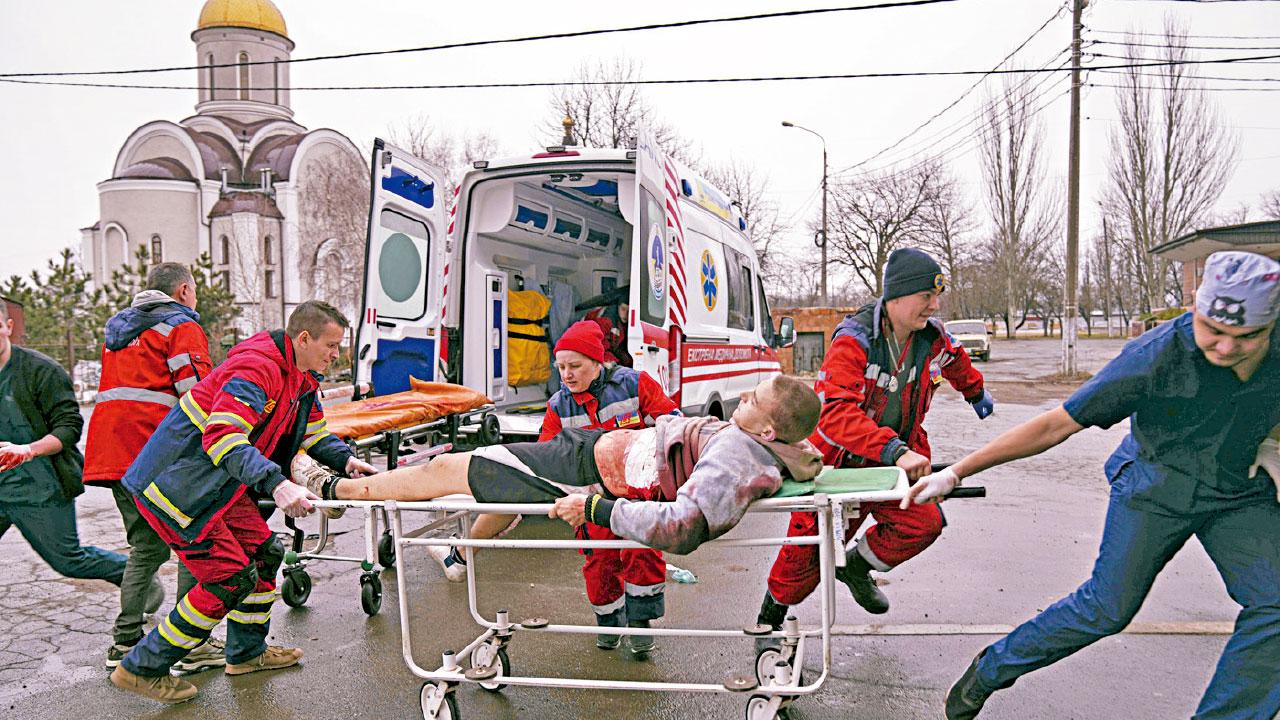 戰況告急|俄軍首披露498兵死 烏克蘭黑海重鎮失守