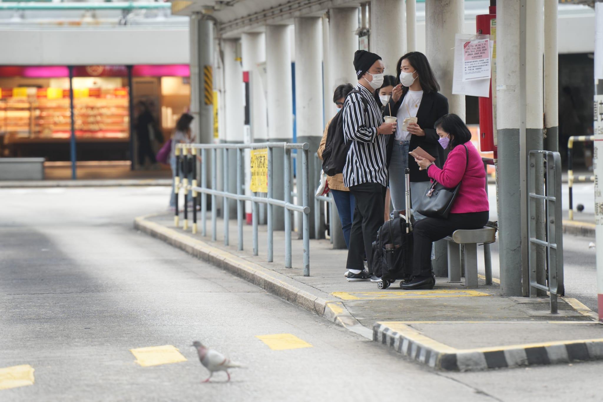 運輸署要求專營巴士恢復79條路線,其餘61條線暫停至4月10日。(陳奕釗攝)