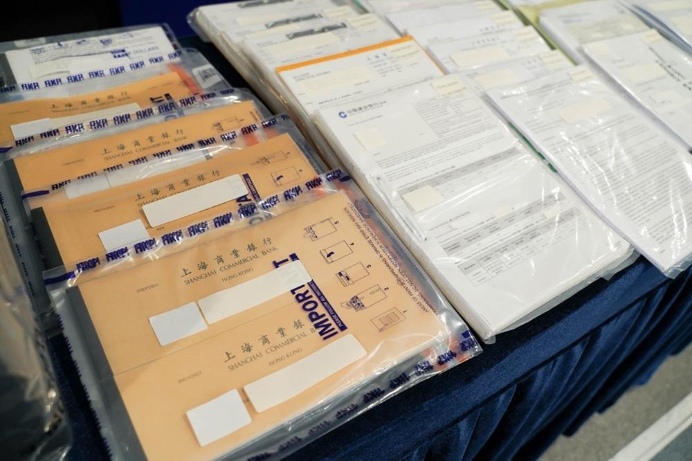 警方展示銀行帳本。(警方圖片)