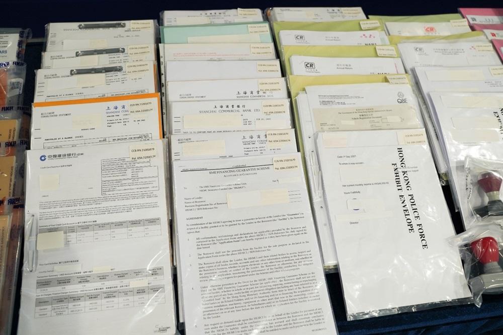 警方展示檢獲的文件。(警方圖片)