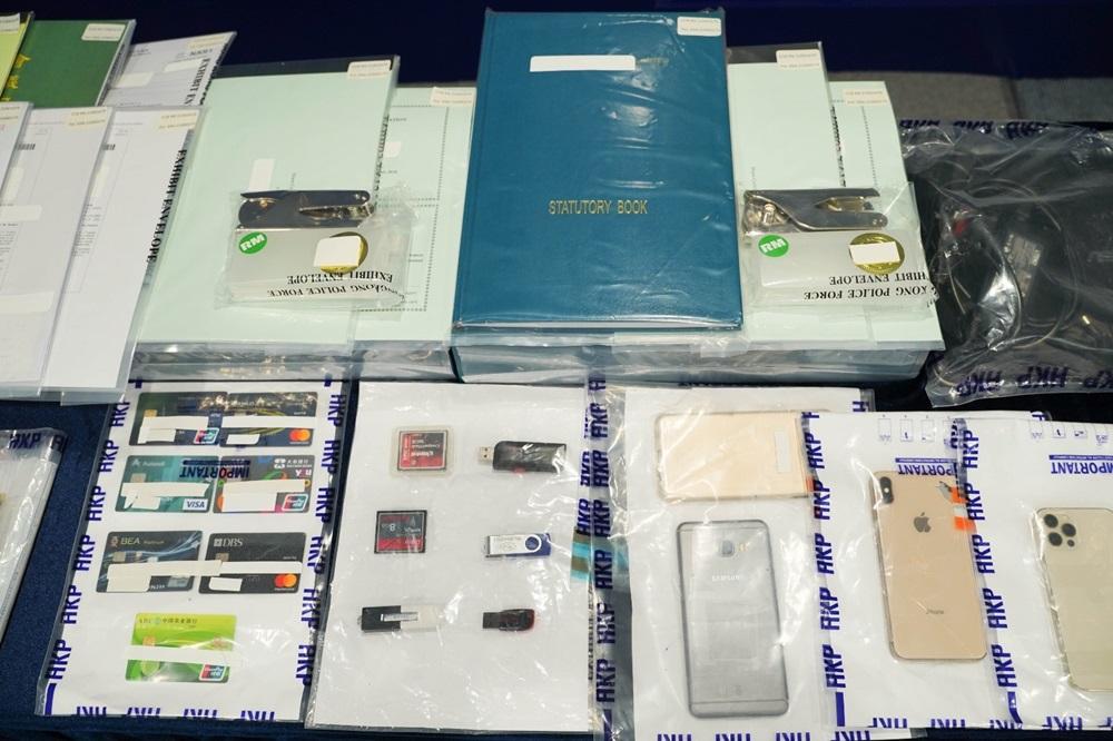 警方展示檢獲的銀行信用卡及電腦記憶棒。(警方圖片)