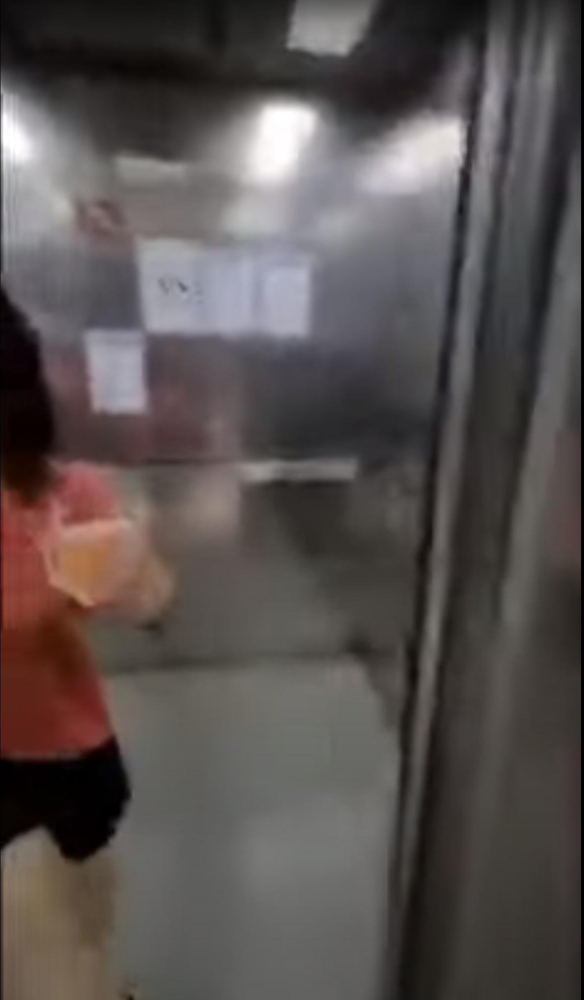 最終阿儀因被阻擋升降機門,向拍片街坊起飛腳。(網片截圖)