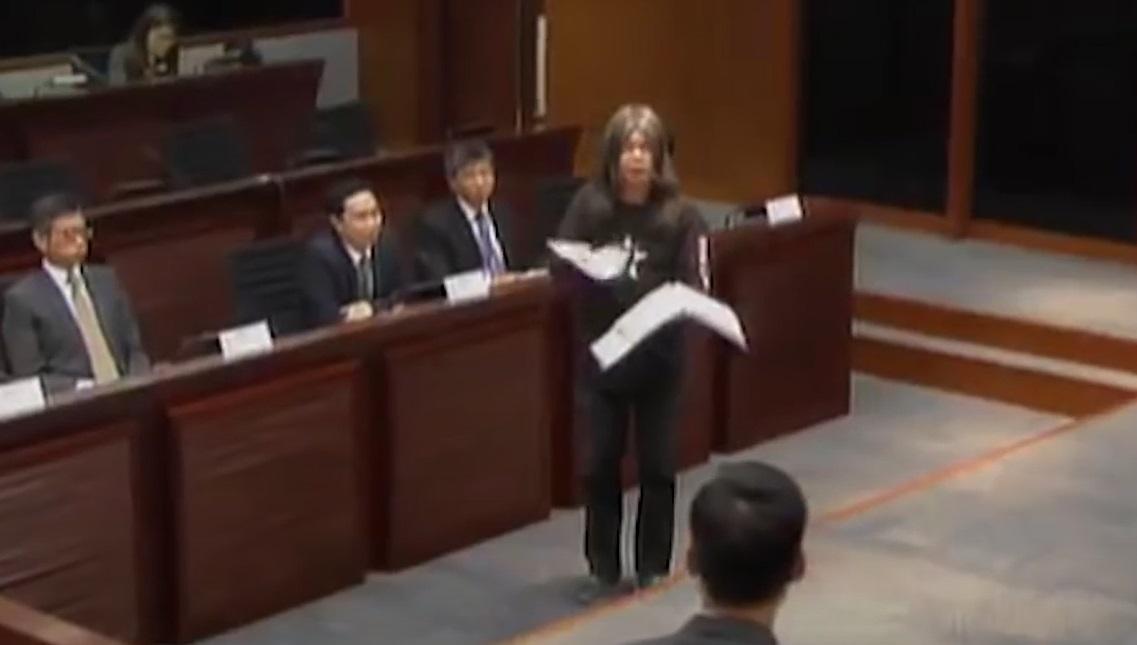 梁國雄當日搶走時任發展局副局長馬紹祥文件。(網片截圖)